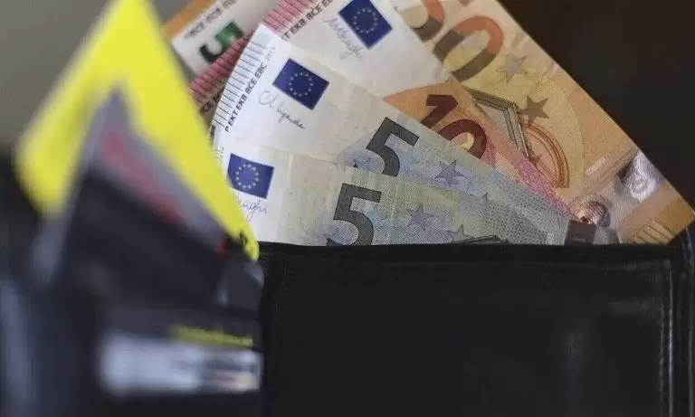 Δεν είναι φάρσα: Διαγράφει τα χρέη χιλιάδων Ελλήνων η Εφορία – Ποιους αφορά