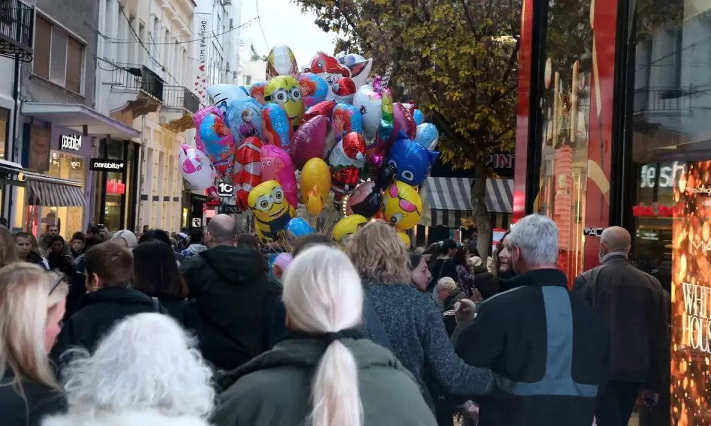 Ωράριο καταστημάτων Πάσχα: Τι ώρα κλείνουν σήμερα Μεγάλη Πέμπτη (17/04/2025)