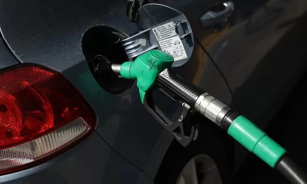 Επιτέλους έγινε το θαύμα με τη βενζίνη: Δείτε πόσο πέφτει η τιμή της