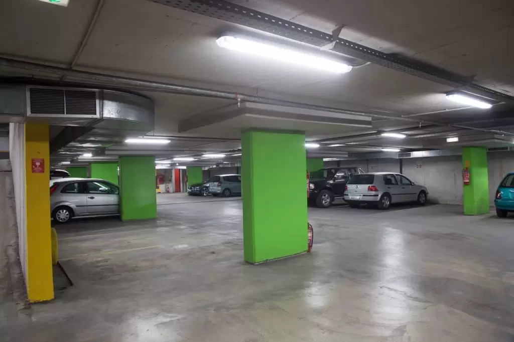 Μεγάλη προσοχή: Αφήνετε το αυτοκίνητο σε parking; Τι πρέπει να προσέξετε