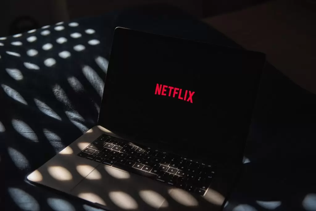 Τέλος από το 2023 το μοίρασμα των κωδικών στο Netflix: Πόσο θα μας χρεώνει