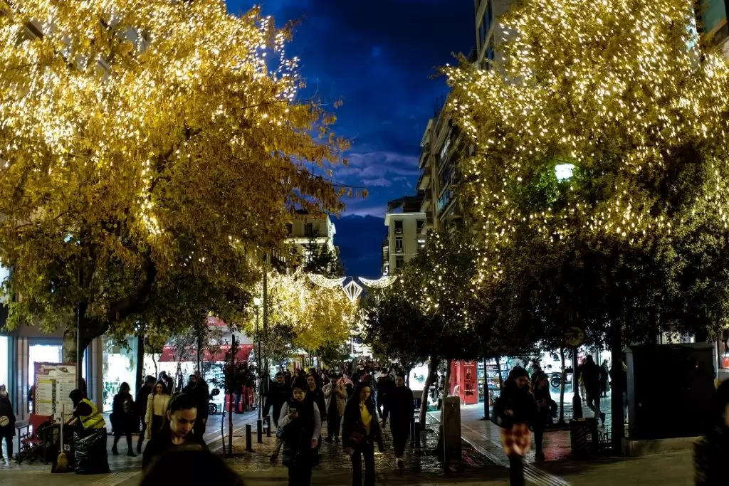 Ωράριο καταστημάτων σήμερα 18/12/2022: Τι ώρα κλείνουν μαγαζιά και σούπερ μάρκετ απόψε