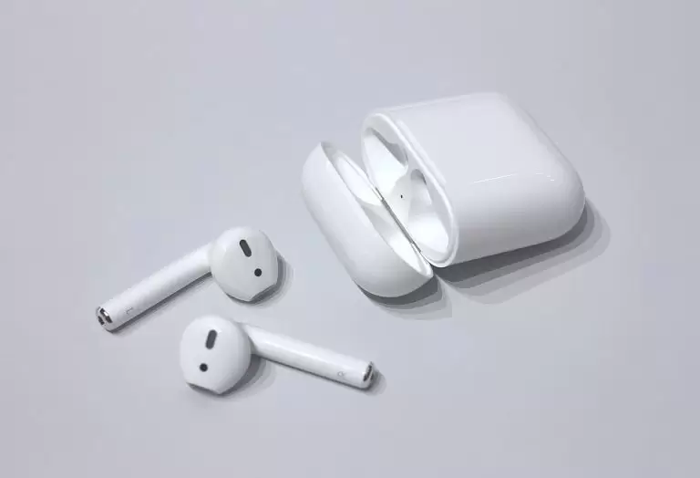 Χάνετε συνέχεια τα AirPods σας; Το μυστικό κόλπο για να τα βρίσκετε