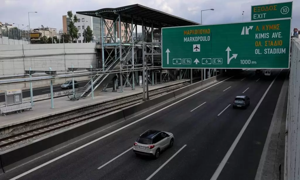 Αττική Οδός: Ο απίθανος λόγος που έχει ζωγραφισμένα πουλιά στις νησίδες
