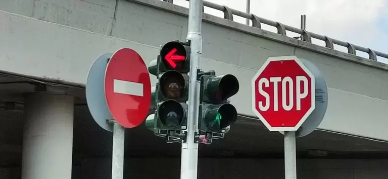Πινακίδα STOP ή φανάρι; Ποιο υπερισχύει; Όλοι το κάνουμε λάθος