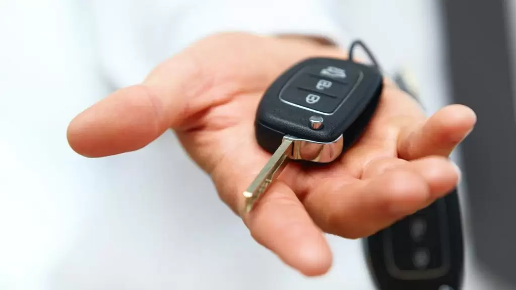 Έβαλε το κλειδί του αυτοκινήτου στον φούρνο μικροκυμάτων: Μόλις το δείτε θα το κάνετε και εσείς