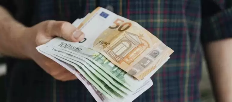 Επιστρέφει ο 13ος μισθός στο Δημόσιο: Το σχέδιο της κυβέρνησης