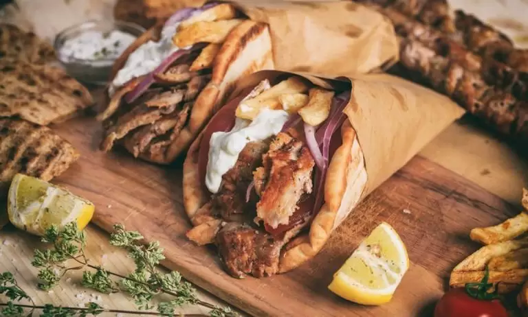 Απίστευτο! Έλληνας πουλάει το σουβλάκι 20 ευρώ – Δείτε πού είναι αυτό το σουβλατζίσικο