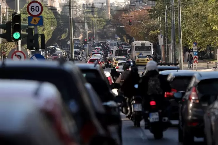 Τεράστια αλλαγή στον ΚΟΚ για μηχανές και μηχανάκια – «Ανακούφιση» για τα ΙΧ