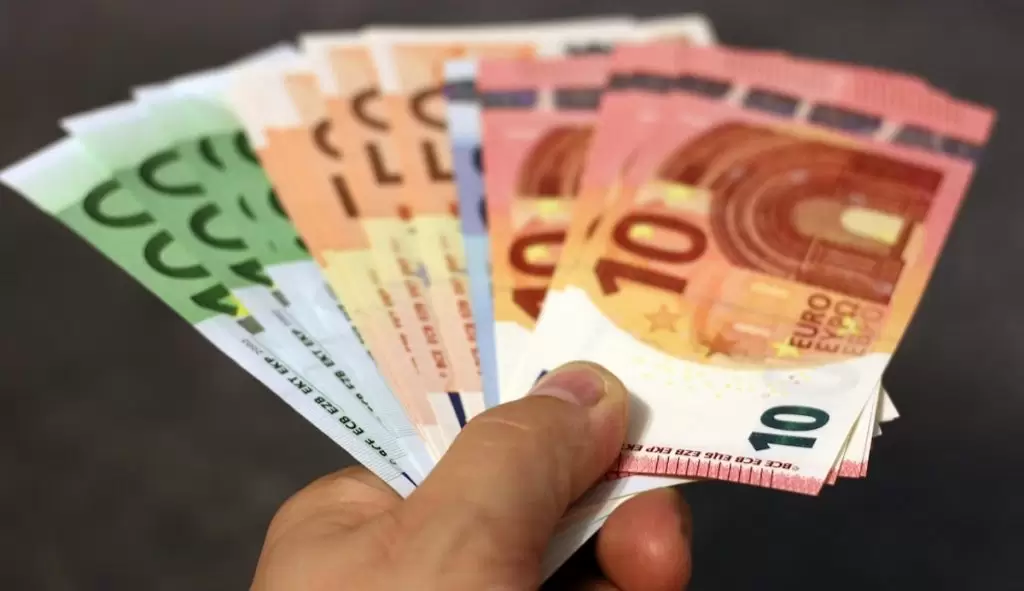 Πληρώνεται εφάπαξ επίδομα 300 ευρώ από τη ΔΥΠΑ: Πώς θα το πάρετε