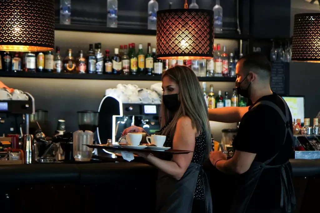 Τεράστια αλλαγή με νέα μέτρα στην εστίαση μετά την πανδημία