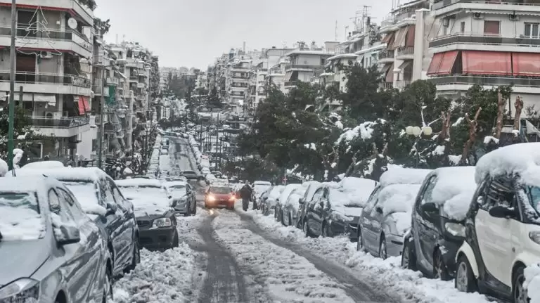 Κακοκαιρία Μπάρμπαρα: Πώς θα λειτουργήσουν αύριο Τετάρτη Δημόσιο, μαγαζιά, σχολεία, delivery