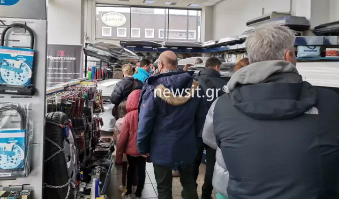 Κακοκαιρία Μπάρμπαρα: Συμβαίνει τώρα! Χάος με τις αλυσίδες – Ουρές στα καταστήματα, εξαντούνται από βενζινάδικα