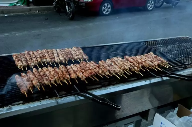 Τσικνοπέμπτη 2025: Πότε πέφτει φέτος – Πότε είναι η Καθαρά Δευτέρα