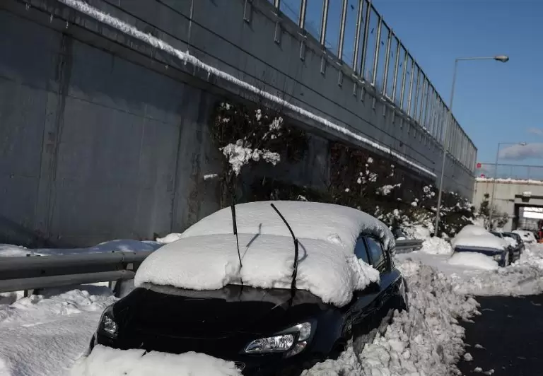 Το κόλπο για να βγάλετε τον πάγο από το παρμπρίζ