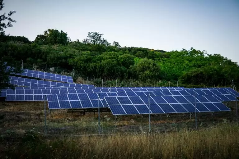 Φωτοβολταϊκά στέγης: Το κόστος στο νοικοκυριό μετά την επιδότηση