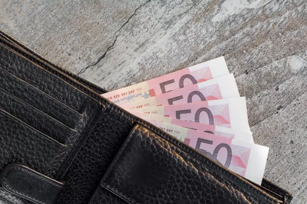 Οριστικό τέλος και επίσημα στα μετρητά: Δείτε το νέο όριο συναλλαγών και το πρόστιμο