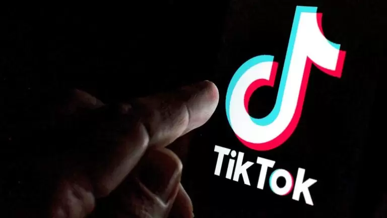 TikTok: Έκτακτη ανακοίνωση – Τι απαγορεύει σε Ευρώπη και Ελλάδα