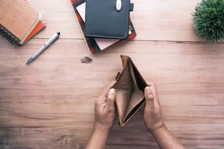 Μειώνεται ο κατώτατος μισθός πριν καλά-καλά δοθεί – Πόσα θα πάρετε τελικά