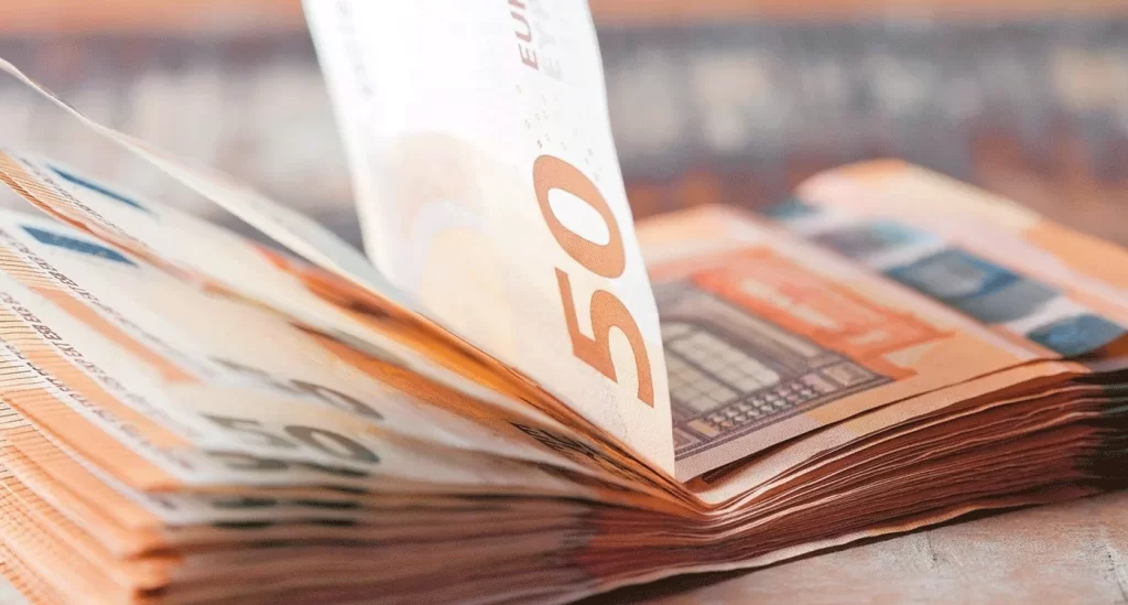 Νέο επίδομα 300 ευρώ: Ποιοι το δικαιούνται, πότε θα το λάβουν