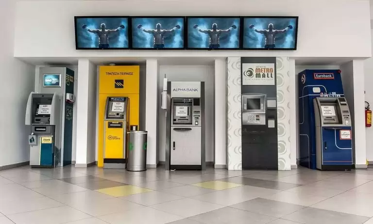 Θρίλερ με τα ATM σε όλη την Ελλάδα: Γιατί «στεγνώνουν» από μετρητά παντού