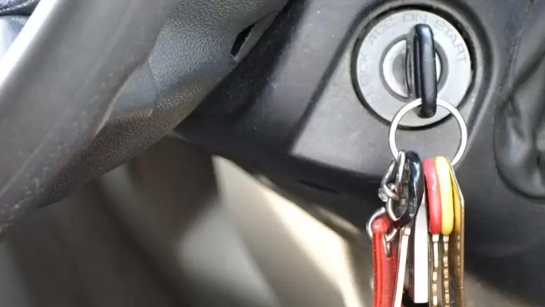 Αυτοκίνητο: Τι θα συμβεί εάν βγάλετε εν κινήσει το κλειδί από τη μίζα;