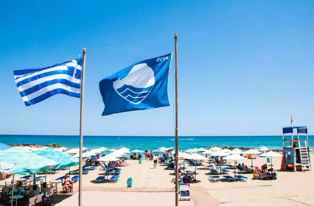 Γαλάζιες σημαίες 2024: Αυτές είναι οι καθαρότερες παραλίες της Ελλάδας – Αναλυτική λίστα