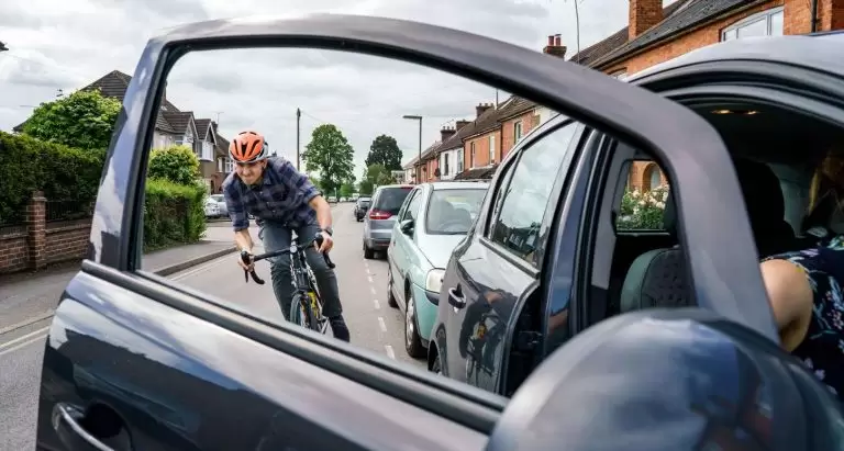 Νέος ΚΟΚ: Προσοχή! Αυτό είναι το πρόστιμο όταν αφήνουμε τις πόρτες του αυτοκινήτου ανοιχτές