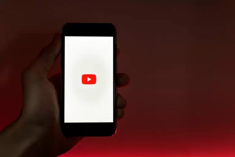 Youtube: Παίζει με τη νοημοσύνη μας – Δείτε τι άλλαξε για να πλουτίσει