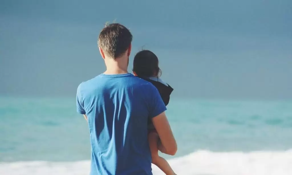 Άδεια μητρότητας: Πώς η μητέρα μπορεί να μεταβιβάσει στον πατέρα έως και 7 μήνες