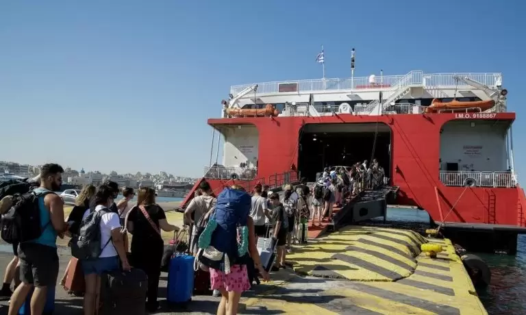 Ακτοπλοϊκά εισιτήρια: Απλησίαστα τα νησιά – Πάνω από 2.000 ευρώ για μία οικογένεια μαζί με τη διαμονή