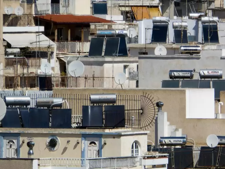 Τελευταία ευκαιρία για ηλιακό θερμοσίφωνα με επιδότηση: Κάντε αίτηση για 900 ευρώ