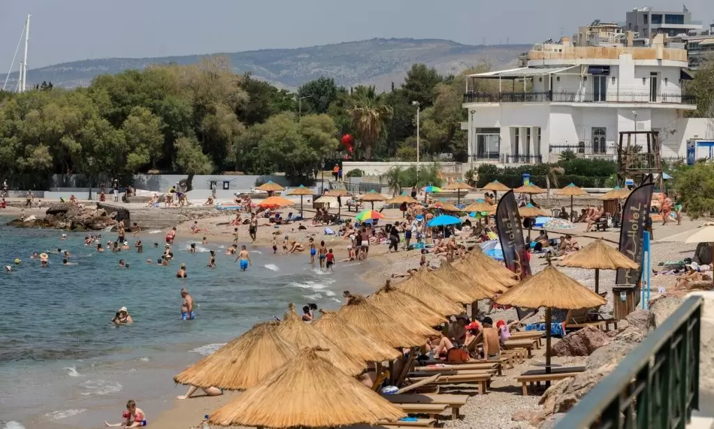 Παραλίες: Δεν πάμε καλά! Πόσο κοστίζει η βουτιά στην Αττική – Απόγνωση από τους λουόμενους