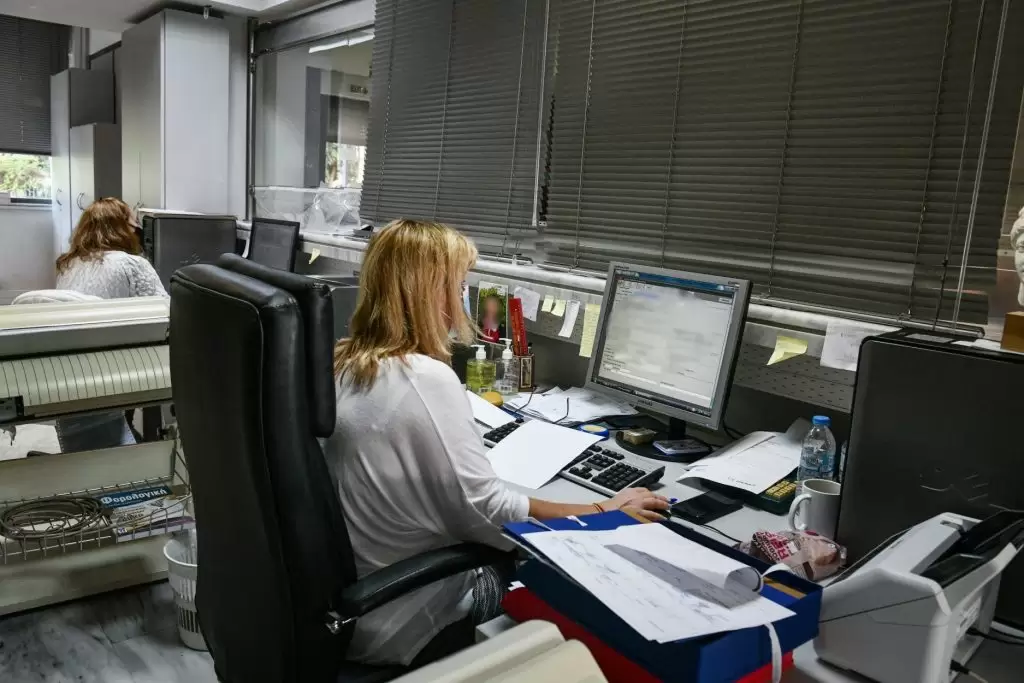 Αυξήσεις στο δημόσιο: Αυτοί είναι οι πίνακες με τους νέους μισθούς