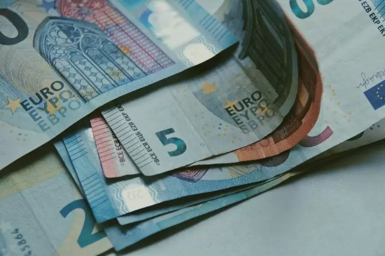 Νέο επίδομα: Ποιοι και πότε θα πάρουν τα 534 ευρώ