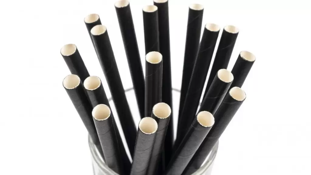 Σάλος με τα χάρτινα καλαμάκια: Περιέχουν «ύποπτες» χημικές ουσίες