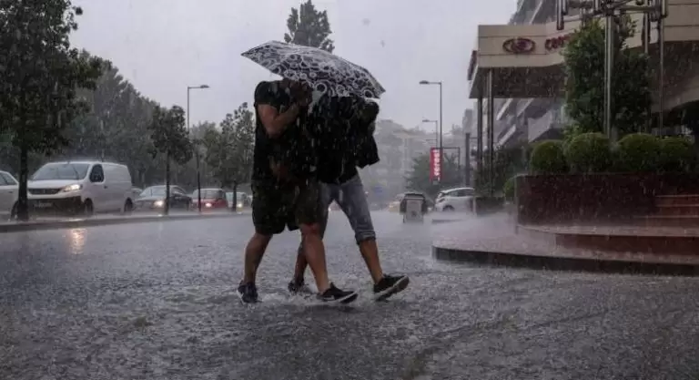 Αλλάζει ο καιρός: Έρχονται επικίνδυνες καταιγίδες και βίαιη πτώση της θερμοκρασίας – Δείτε πότε