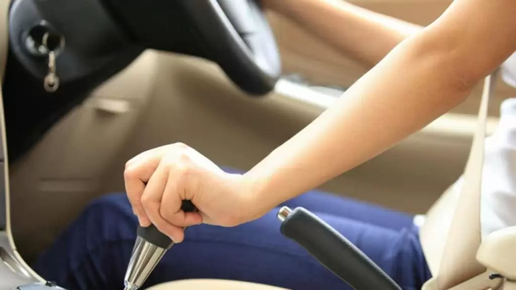 Αυτοκίνητο: Με ταχύτητα ή «νεκρά» στην κατηφόρα – Ποιο είναι το σωστό;