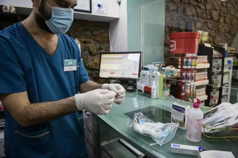 Το μεγάλο μπέρδεμα με το εμβόλιο γρίπης: Ποιοι πληρώνουν – Τι ισχύει για φαρμακείο χωρίς συνταγή