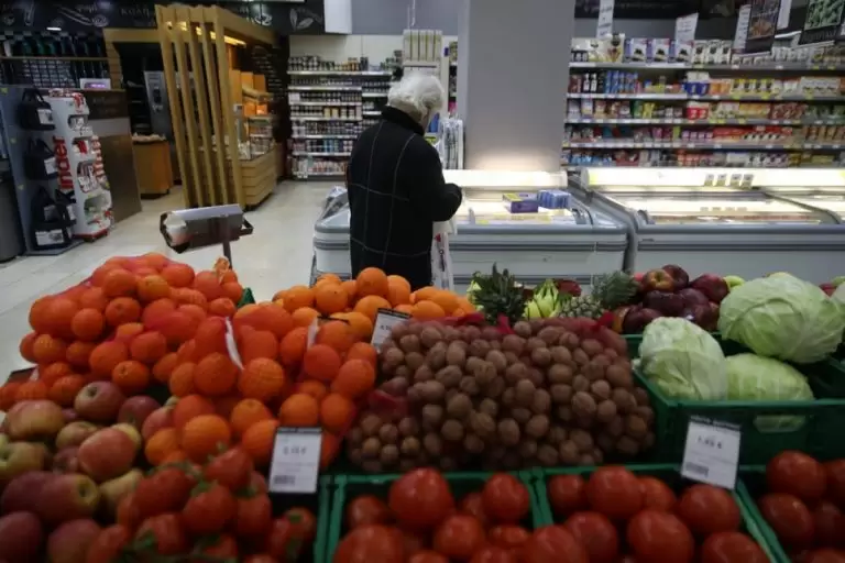 Σούπερ μάρκετ: Τι αλλάζει στα καρτελάκια με τις τιμές – Πώς να μην την… πατήσετε