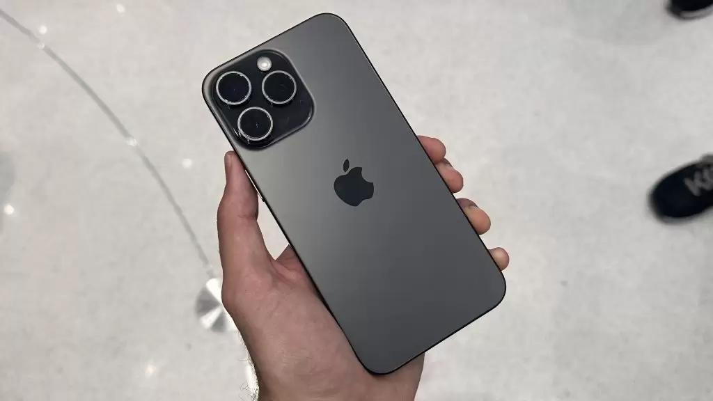 Apple: Σάλος με iPhone 15 – Πώς θα λύσει το πρόβλημα