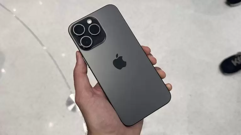 Apple: Σάλος με iPhone 15 – Πώς θα λύσει το πρόβλημα