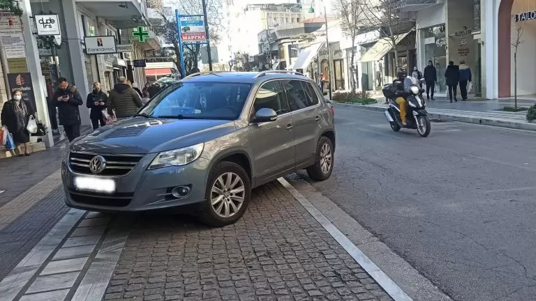 Μας αφορά όλους: Αν παρκάρεις εκεί χάνεις το δίπλωμά σου – Τι αναφέρει ο νέος ΚΟΚ