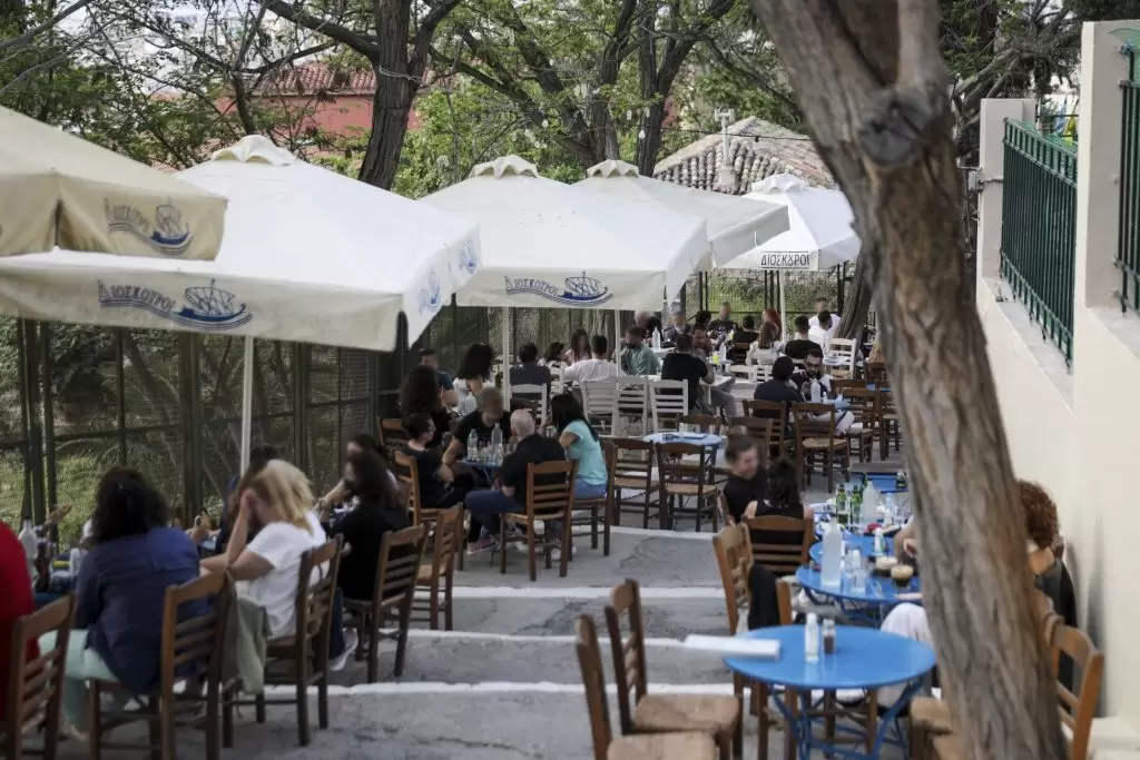 Εστίαση: Απαγορεύεται η χρέωση για «κουβέρ» – Νερό και ψώμι μόνο κατόπιν παραγγελίας