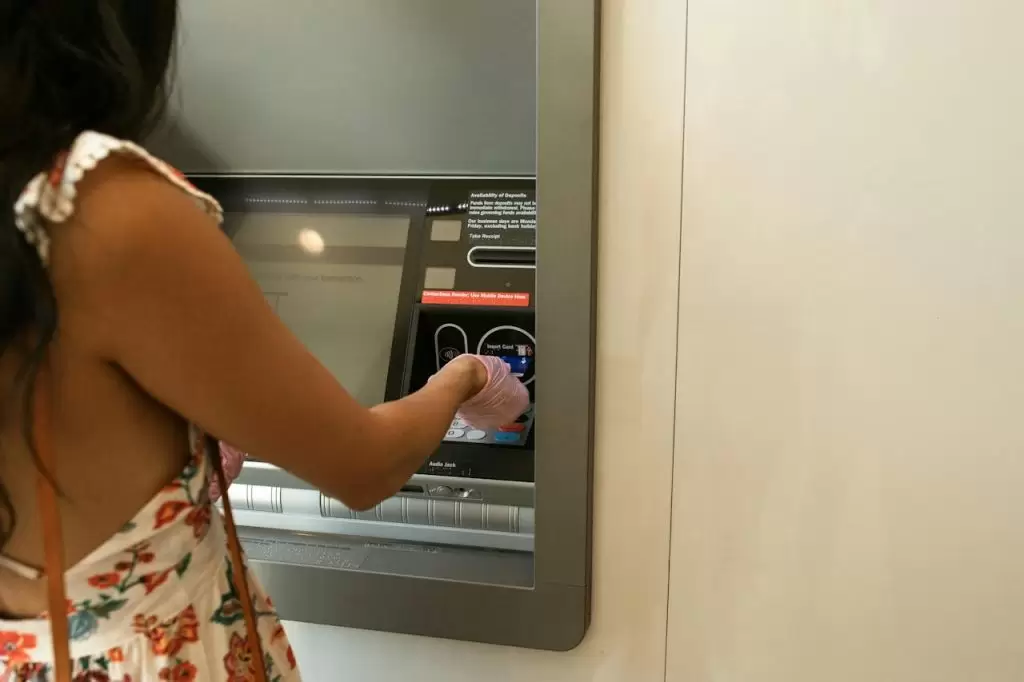 Σάλος με το νέο χαράτσι των τραπεζών: 10 ευρώ κάθε μήνα στους πελάτες Εθνικής, Alpha Bank και Πειραιώς