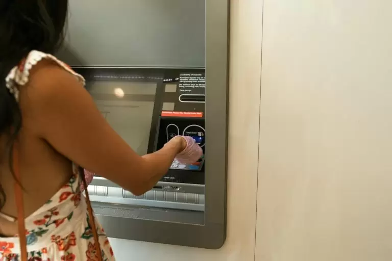 Σάλος με το νέο χαράτσι των τραπεζών: 10 ευρώ κάθε μήνα στους πελάτες Εθνικής, Alpha Bank και Πειραιώς