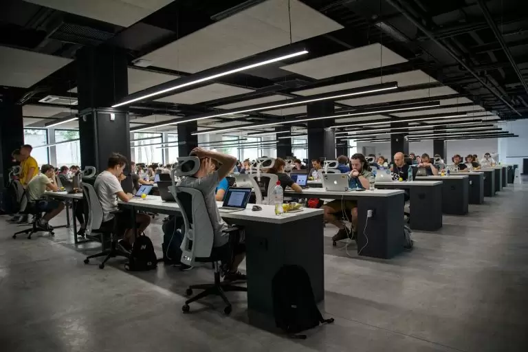 Το μπαμ του αιώνα: Εταιρεία μοιράζει 1,9 εκατ. ευρώ στους εργαζόμενους