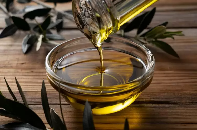 Ελαιόλαδο: Ορυκτέλαιο και θραύσματα γυαλιού στο φαγητό – Τι φτάνει στο πιάτο μας