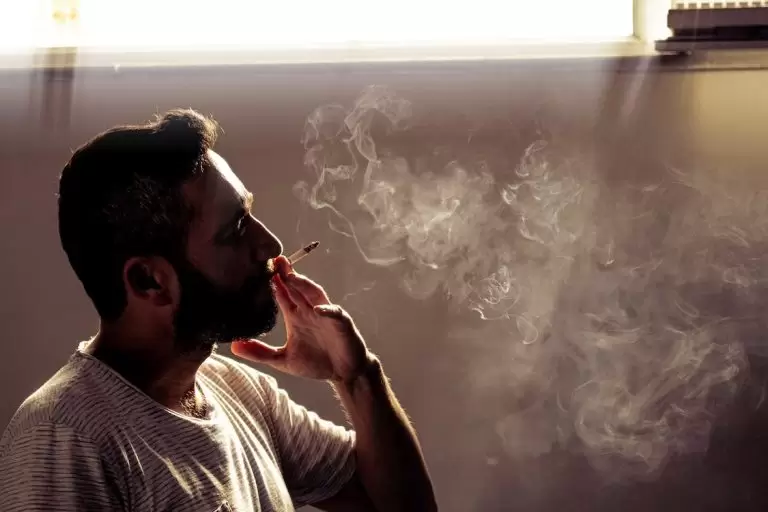 Κάπνισμα: Έκτακτη ανακοίνωση – Απαγορεύεται σε απόσταση 5 μέτρων