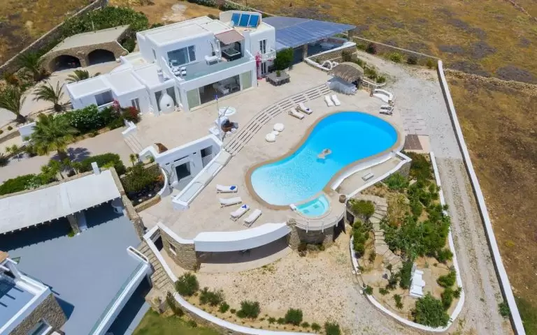 Σε αυτόν ανήκει η ακριβότερη βίλα στην Ελλάδα: Δείτε που βρίσκεται και ποιος είναι ο ιδιοκτήτης